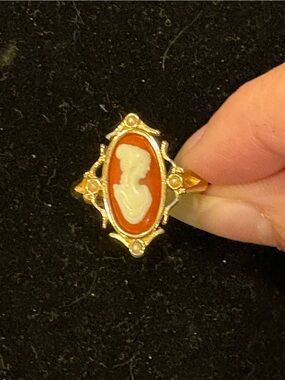 Vintage Avon 70’s Gold-Tone Adjustable Cameo Portrait Ring for Women Size 7 - 8